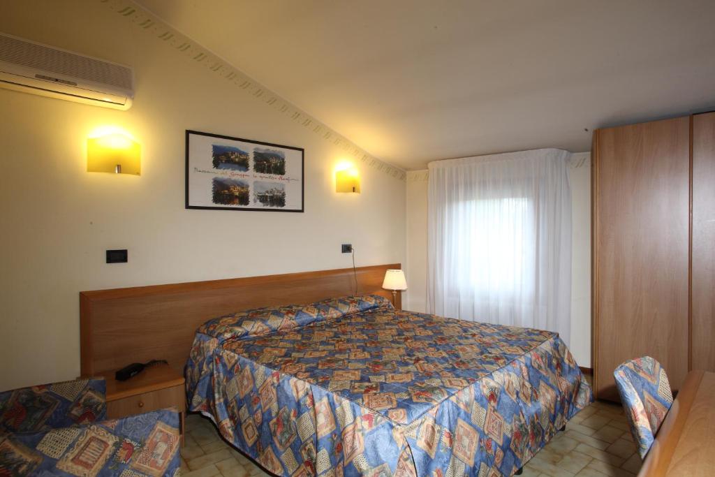 Łóżko lub łóżka w pokoju w obiekcie Albergo Alla Campana