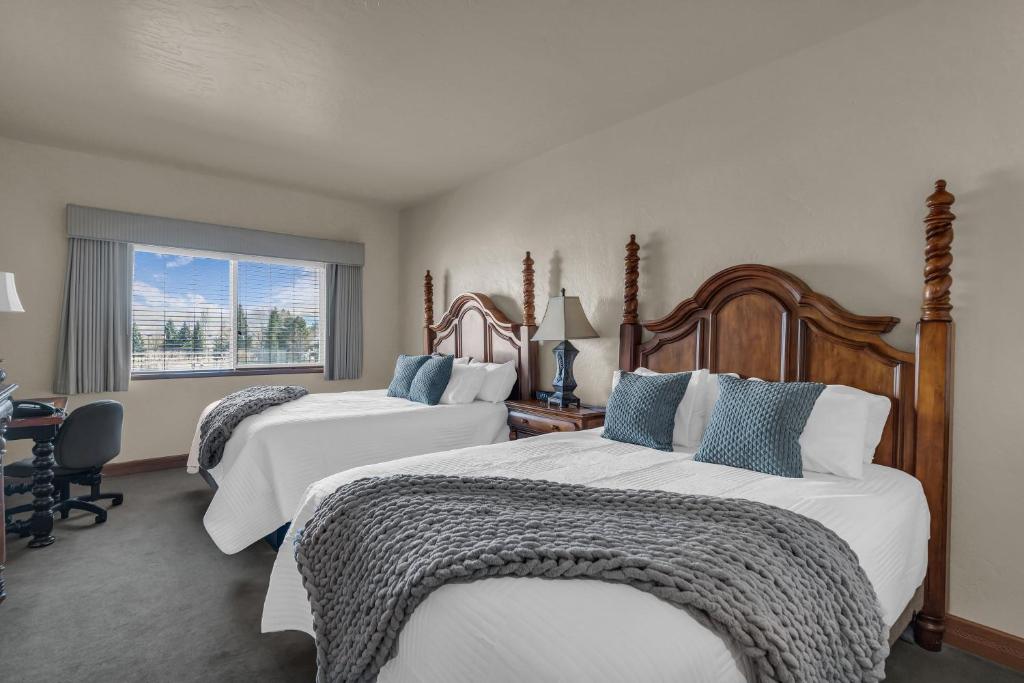 a hotel room with two beds and a window at Zermatt Mountain Lodge Studio in Midway