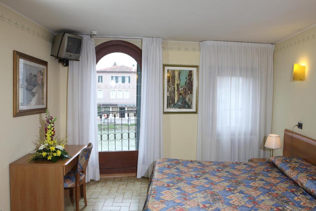 Telewizja i/lub zestaw kina domowego w obiekcie Albergo Alla Campana