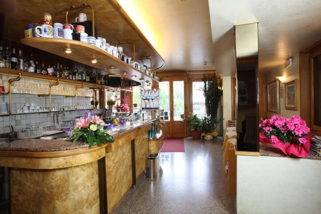 bar w restauracji z kwiatami na ladzie w obiekcie Albergo Alla Campana w mieście Dolo