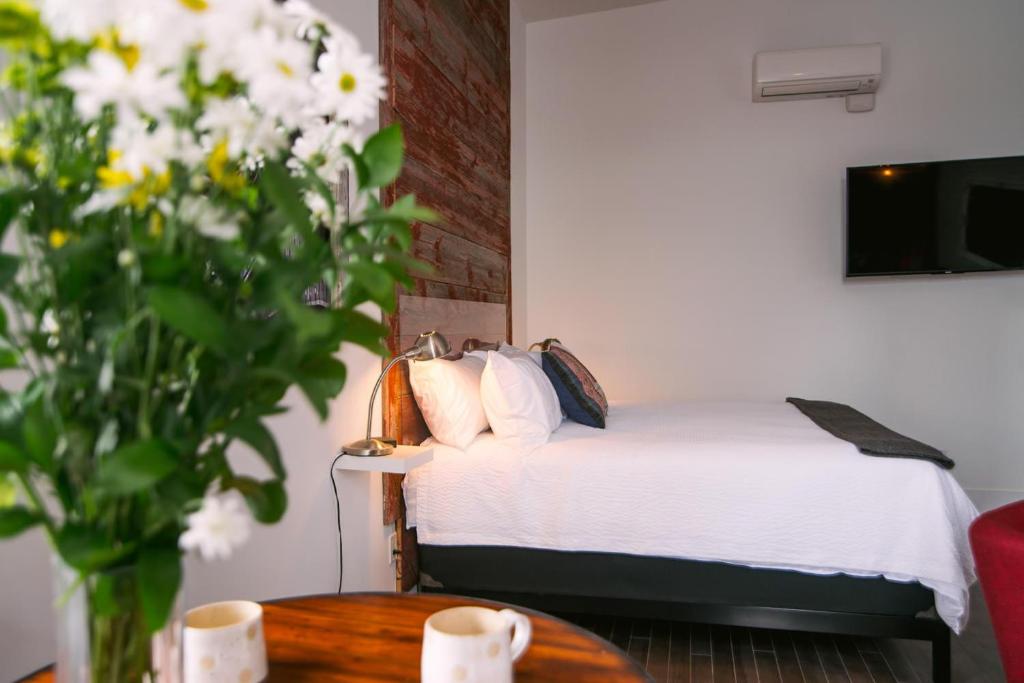 Postel nebo postele na pokoji v ubytování Edison's Inn