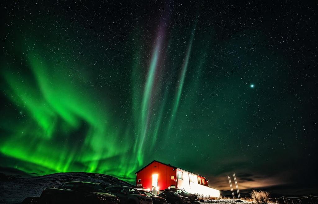 ein Haus mit den Polarlichtern am Himmel in der Unterkunft Hotel Glymur in Leirá