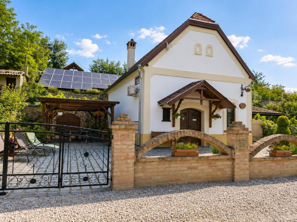 a house with a gate and a fence at Nánaháza in Alsónána