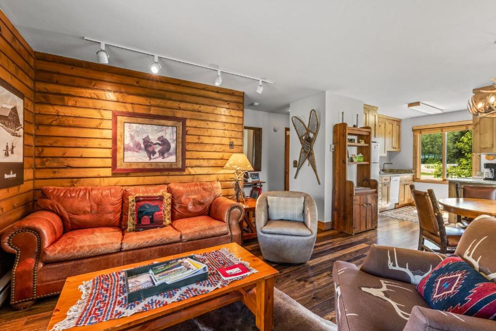 a living room with a leather couch and a table at Riverhouse in Clark