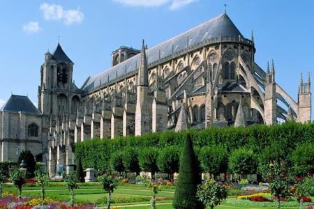 a large building with a garden in front of it at Chambre Simple avec parking gratuit in Bourges