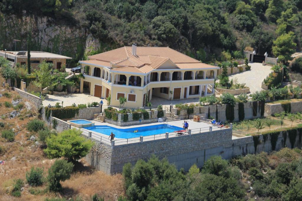 Θέα της πισίνας από το Villa Akros and Suites ή από εκεί κοντά