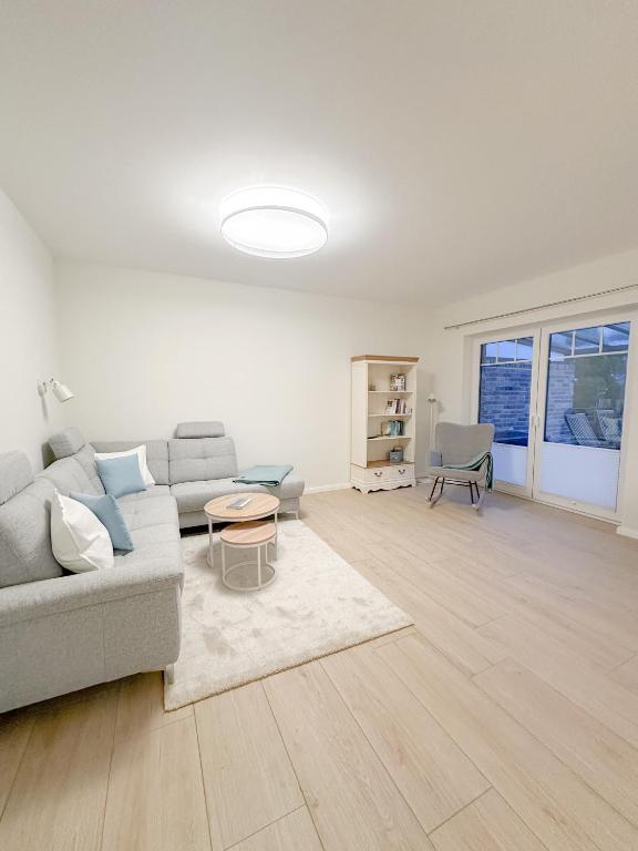 a living room with a couch and a table at Ferienwohnung Knut in Lütjenbornholt