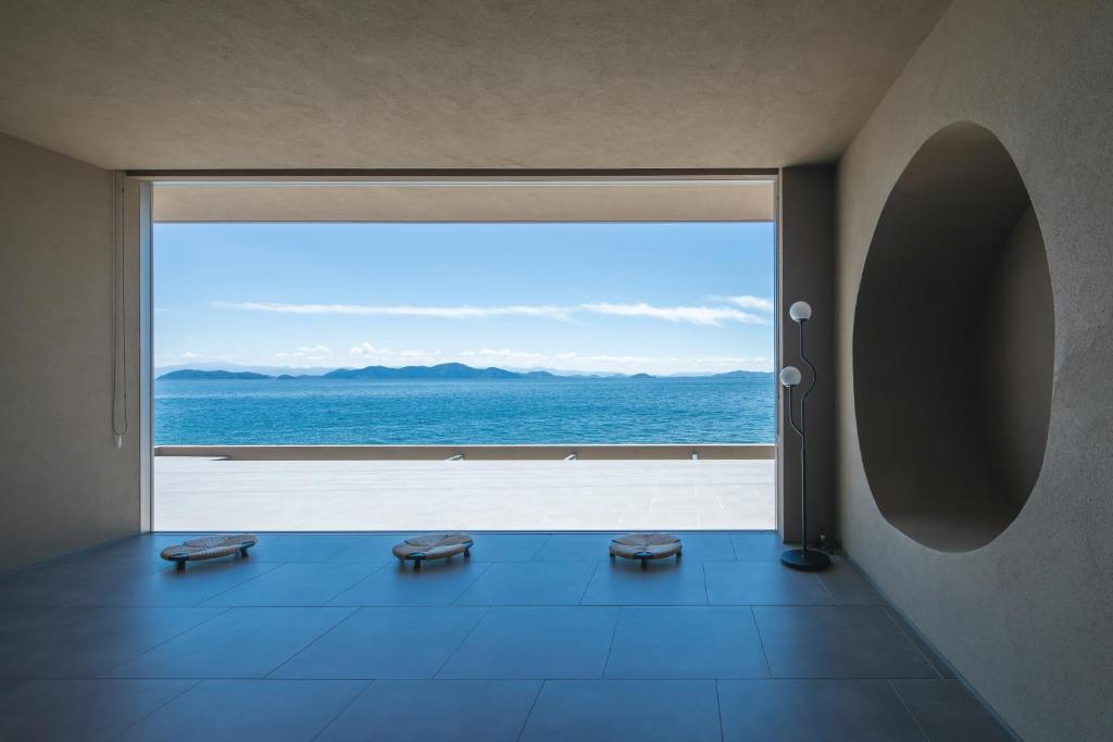 a room with a large view of the ocean at ENINARU East in Otsu