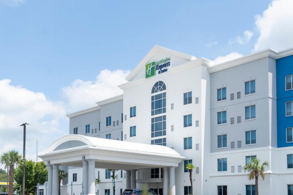 Holiday Inn Express Hotel & Suites Columbia-Fort Jackson, an IHG Hotel - Housity