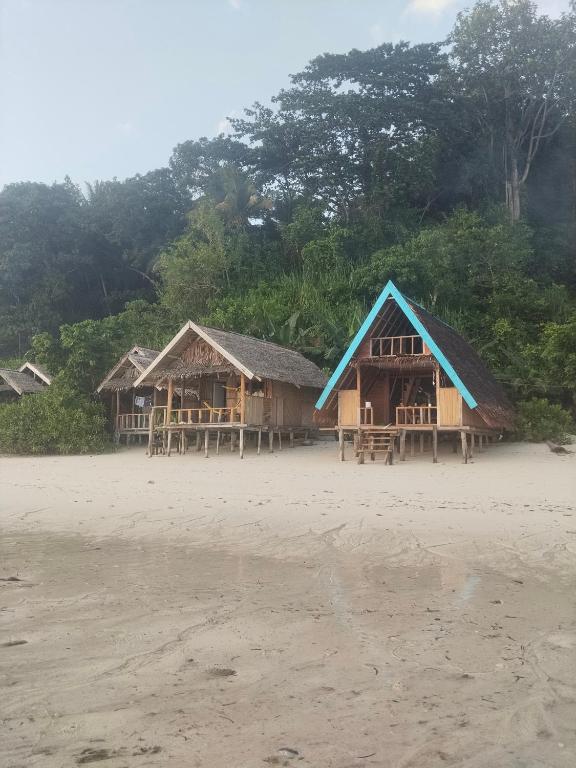 a group of huts on a sandy beach at Amfriwen Homestay in Yennanas Besir