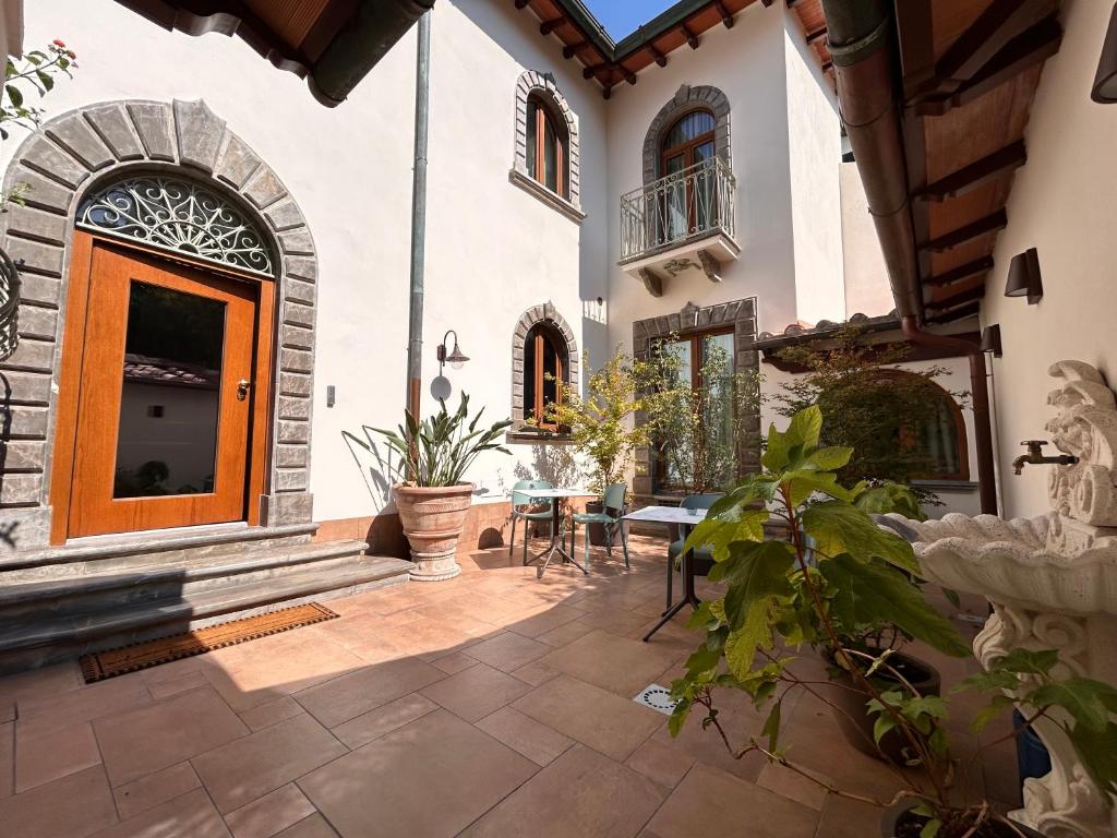 a courtyard of a house with a table and chairs at La PEPITE in Viareggio