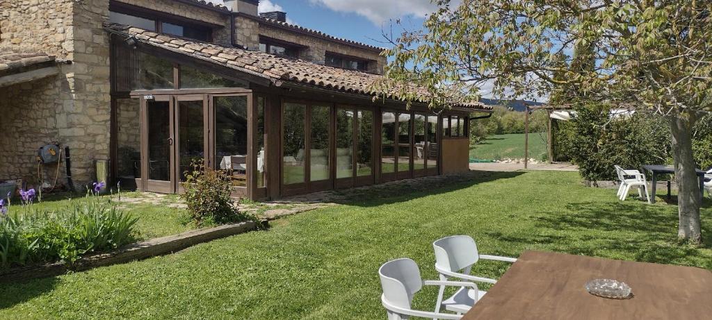 a patio with a table and chairs in a yard at Habitació doble Àger in Àger