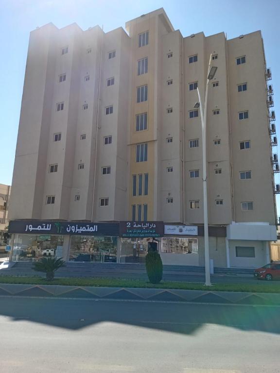 a large building with a street light in front of it at دار الباحة فرع رقم 2 in Al Baha