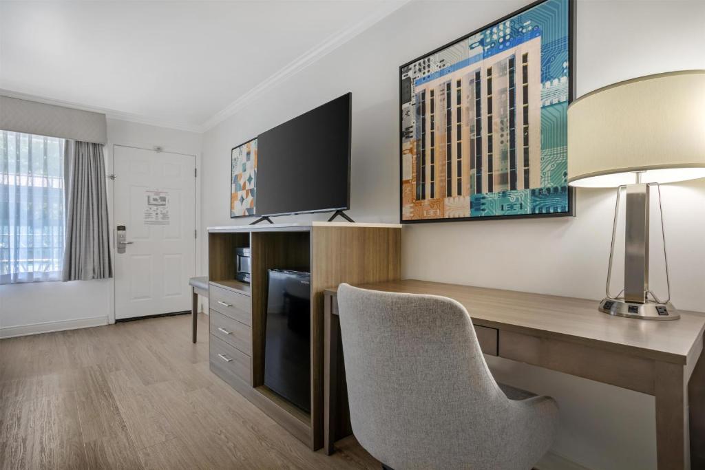 Best Western Plus Riviera - Queen Room - Non-Smoking