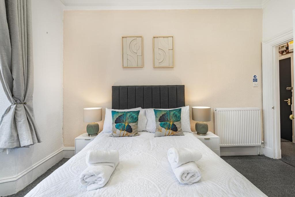 The Summit West End- Elegant Apartment with Free Parking in Prime Location - 