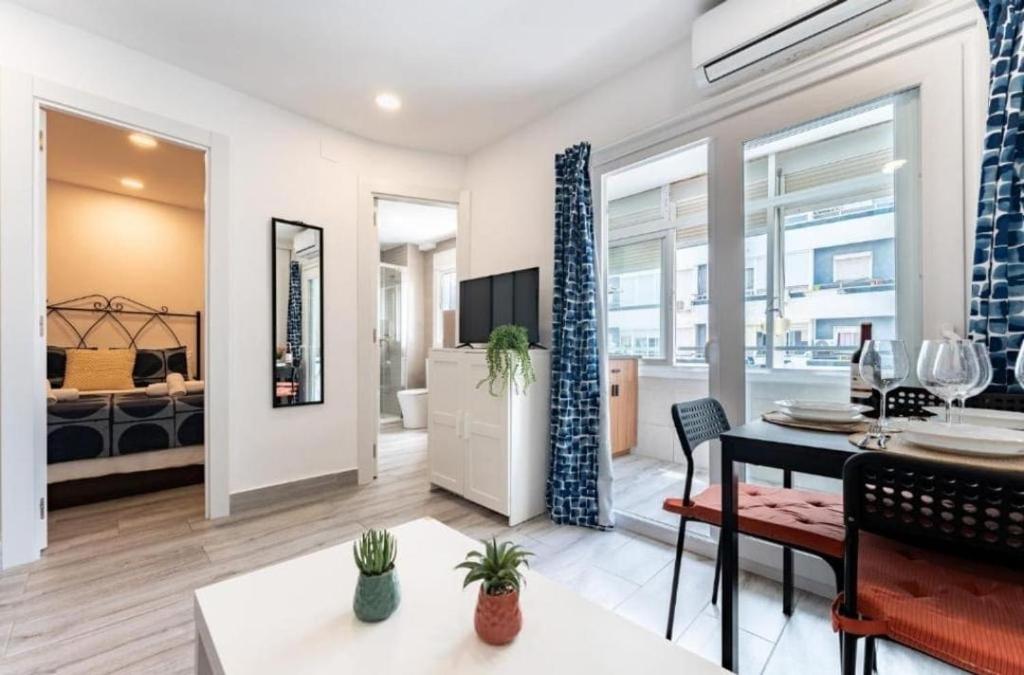 CG944 - Renovated Apartment with City Views, AC and Lift - Free Street Parking