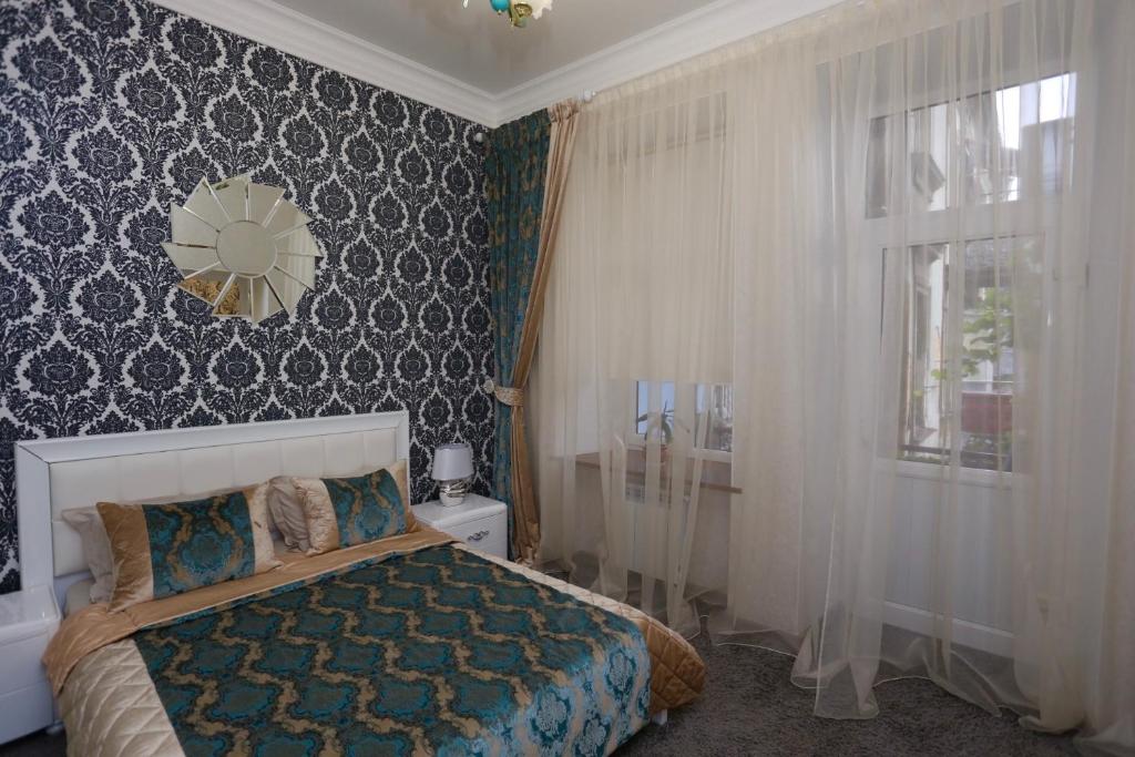 1 dormitorio con cama y espejo en la pared en Apartments on Bunina 28 en Odesa