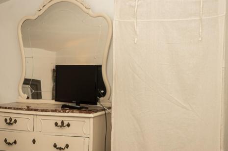 TV a/nebo společenská místnost v ubytování Olmitos 3, Casa-Palacio Real Piedad