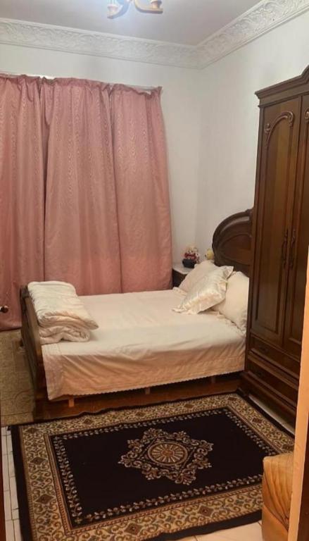 a small bedroom with a bed and a dresser at Superbé appartement bien équipé, situé à environ 300 Mètres de la plage Martil in Martil