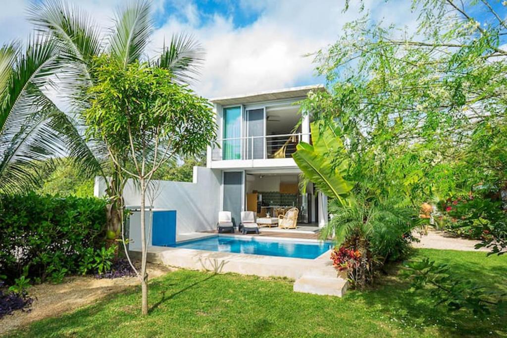 a house with a swimming pool in the yard at Villa 34 I Puerto Aventuras I Private Pool in Puerto Aventuras