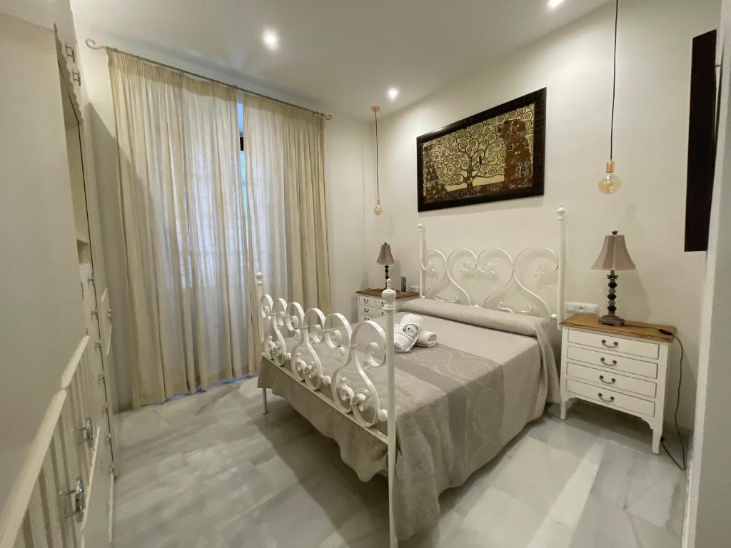 a bedroom with a bed and a dresser and a window at Apartment Palacio de Los Vibora Parking Gratis in Lucena