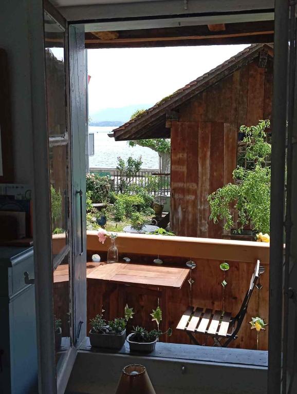 a balcony with a table and a view of the ocean at Studio Le rêve de Rive in Nyon