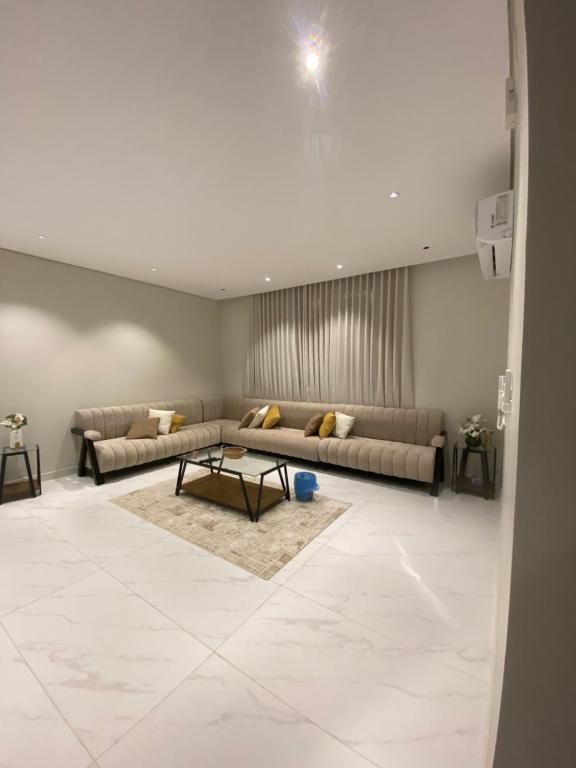 a living room with a couch and a table at الضاحية 