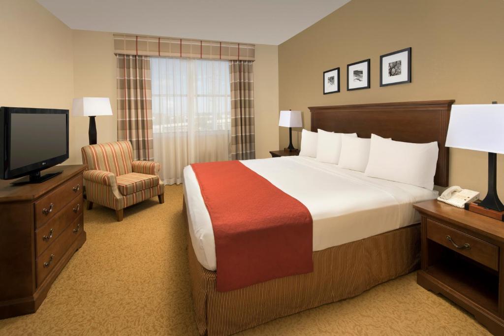 Country Inn & Suites by Radisson, Houston Intercontinental Airport East, TX - One-Bedroom King Suite With Sofa Bed - Non-Smoking