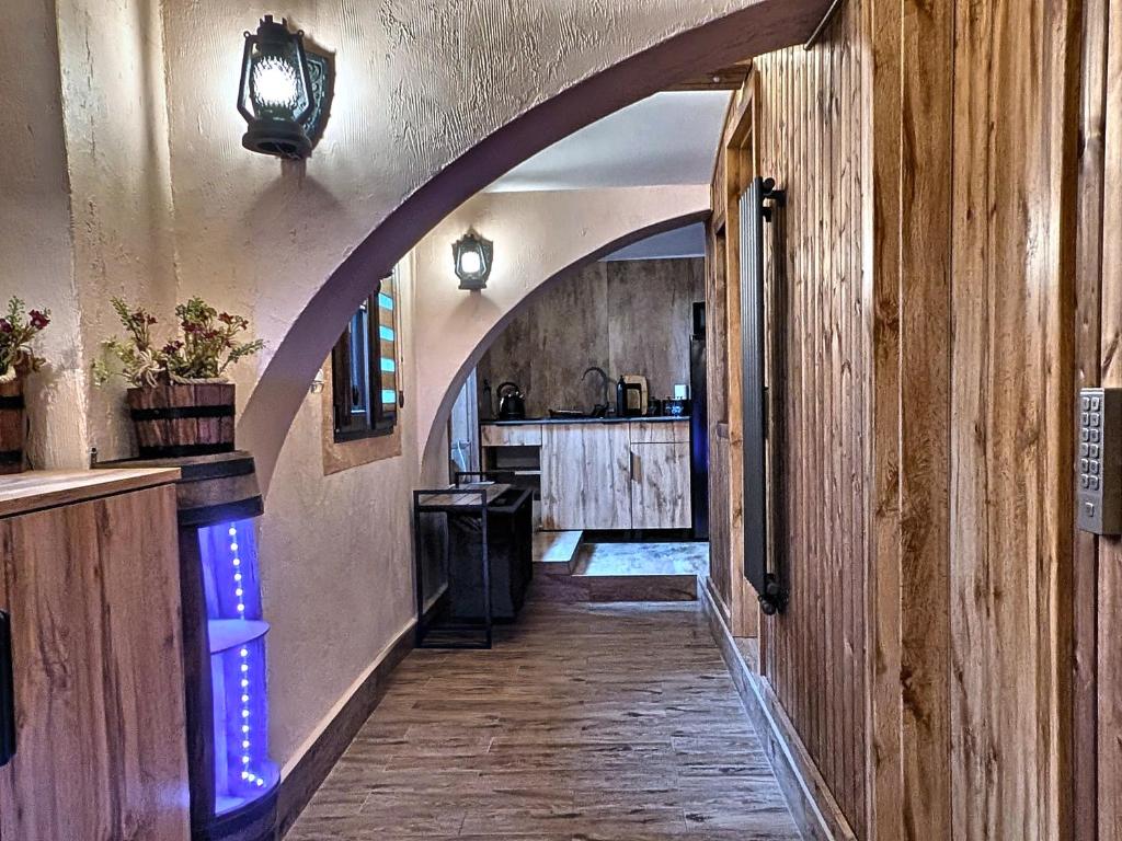 a hallway with an archway in a kitchen at Podziemne Arkady-nocleg centrum blisko dworca in Gniezno