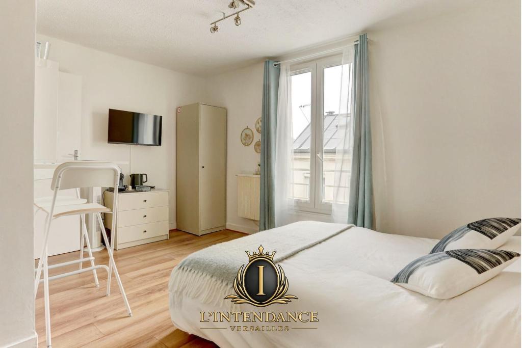 a white bedroom with a bed and a desk at Le Courcillon Calme, Cour privée & Proche Château in Versailles