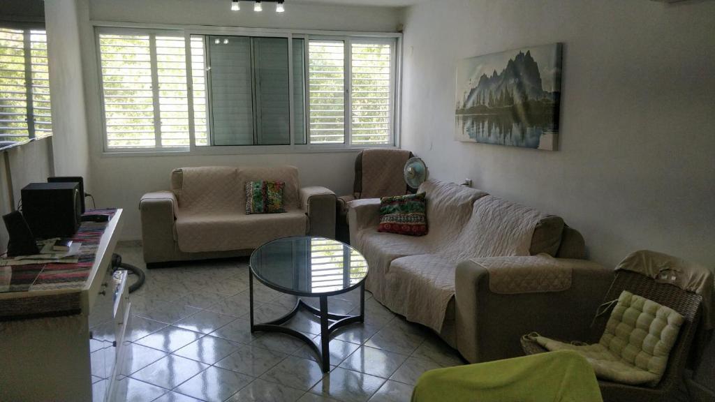 a living room with a couch and a table at דירת 80 מ"ר למשפחה או זוג in Qiryat Bialik