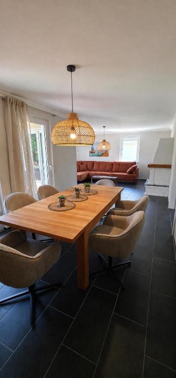 a dining room with a wooden table and chairs at Lavendelhaus am Müritzsee - direkt am Wasser in Buchholz