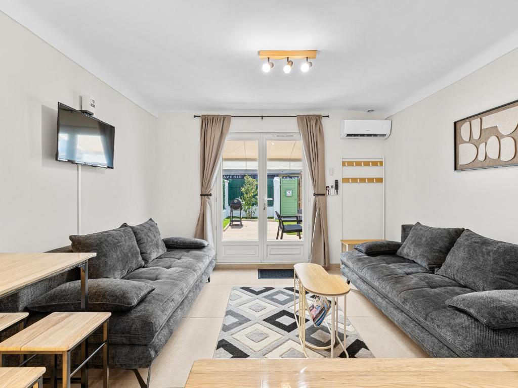 7 min walk to the sea, Free parking, 3 AC, Garden