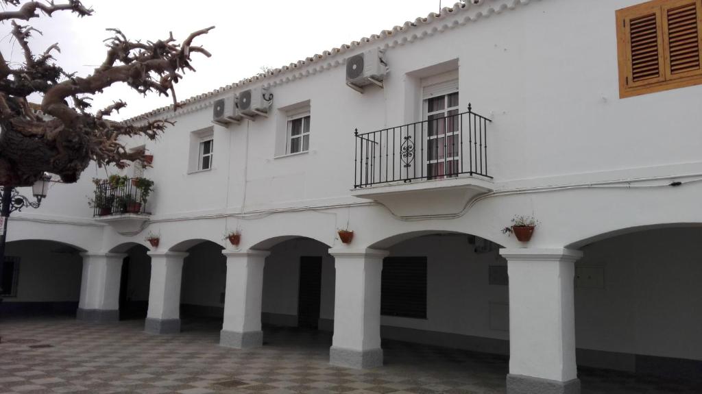 a white building with a balcony and a courtyard at plaza artesania in La Barca de la Florida