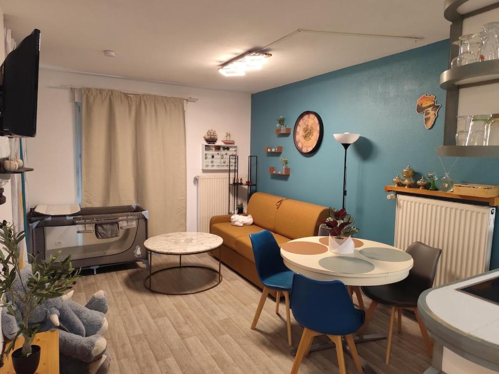 Flat near center free parking inside 4 people