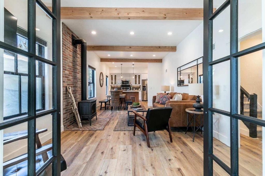 a living room with a couch and a table at Downtown Truckee Walkable 6 Bed Pet Friendly in Truckee