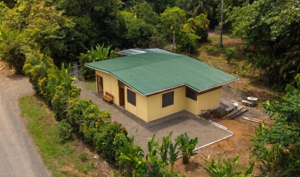 an overhead view of a small house with a green roof at Casa Chilamate in Puerto Jiménez