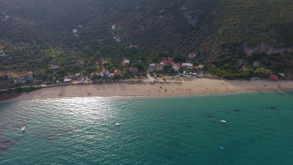 una vista aérea de una playa con gente en el agua en Ammos Studios and Apartments, en Mikro