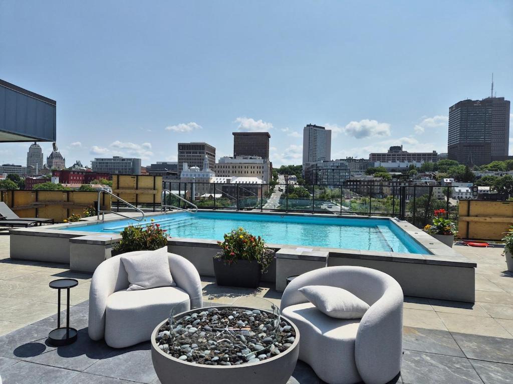 a view of a swimming pool on top of a building at Suites Cobalt in Quebec City
