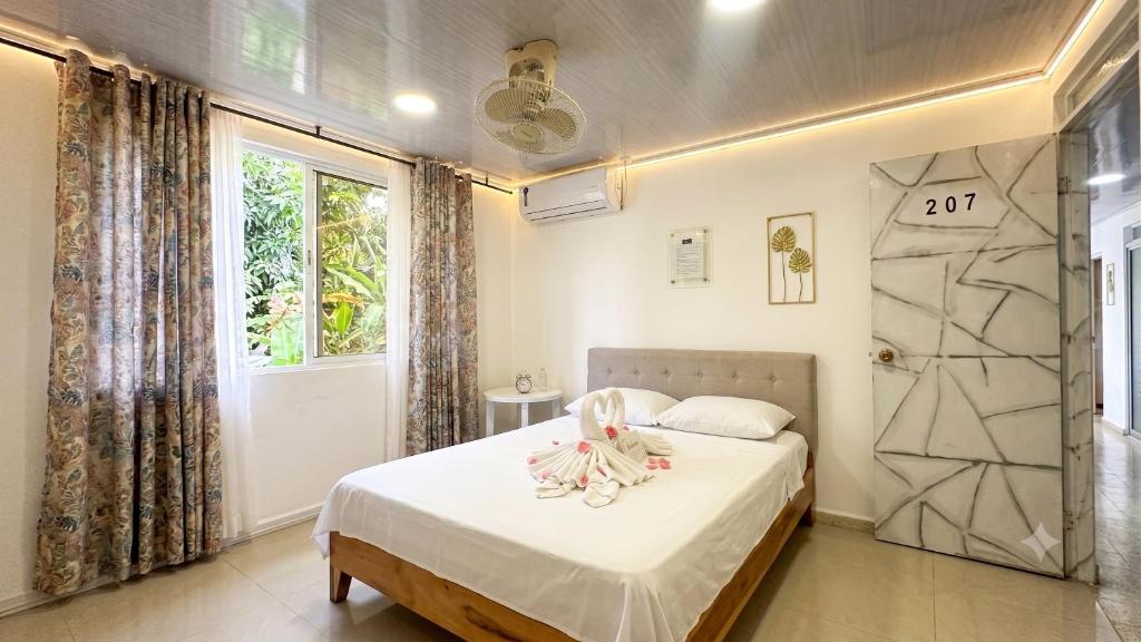 a bedroom with a bed and a window at HOTEL BOUTIQUE SONNE BALOP Valledupar in Valledupar