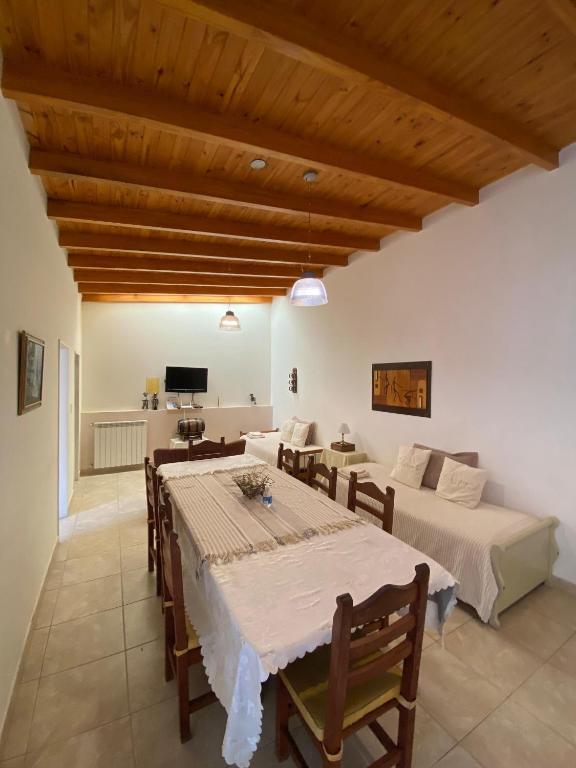 a dining room with a table and chairs and a couch at Alem plaza apart in Comodoro Rivadavia