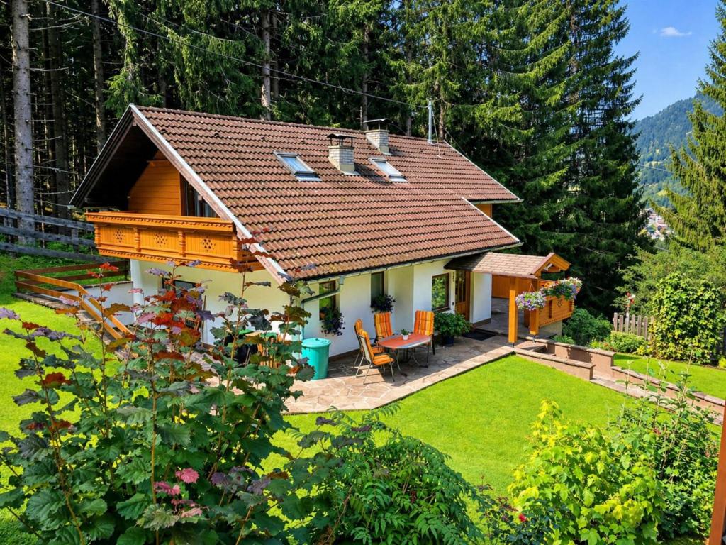 a small house with a garden and a yard at Landhaus Rangersdorf in Rangersdorf