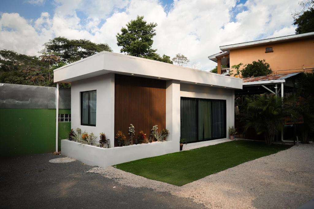 a house with a green lawn in front of it at Akari Privè in Barranca