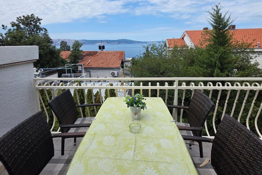 Apartments with parking space Novi Vinodolski - 15823