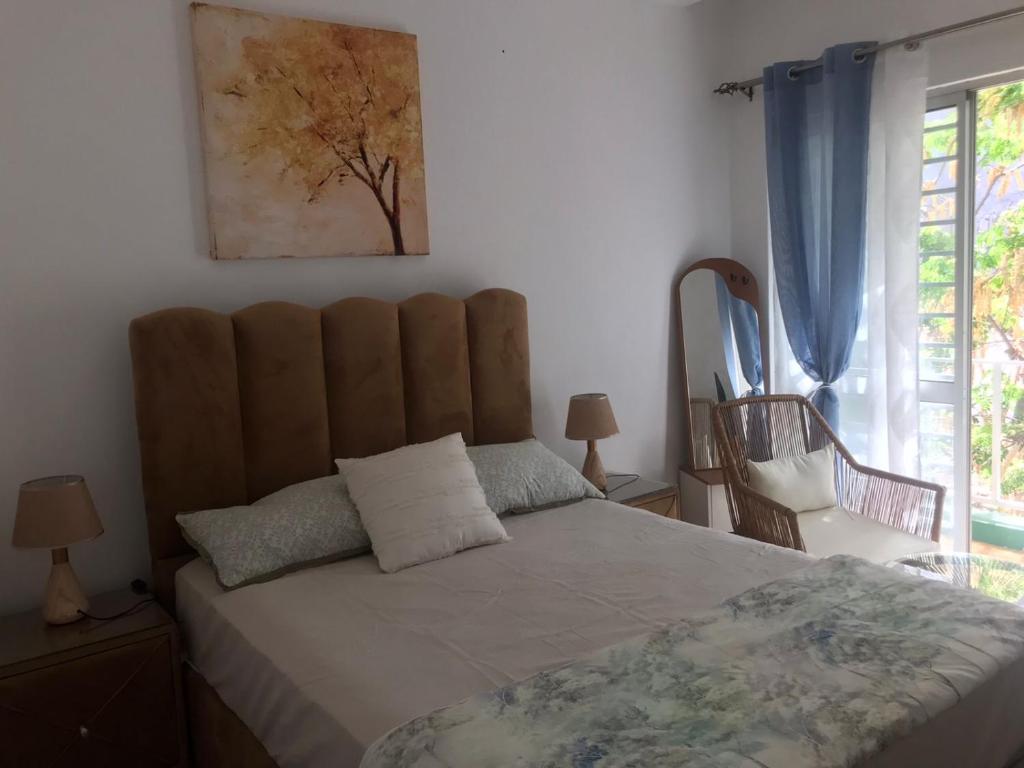 a bedroom with a large bed and a window at Praia,Plateu in Praia