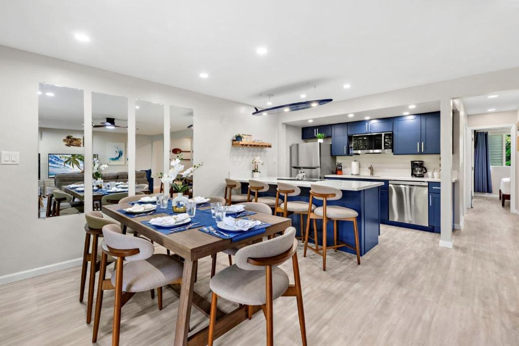 a kitchen and dining room with a table and chairs at Maui Sands 3C in Honokowai