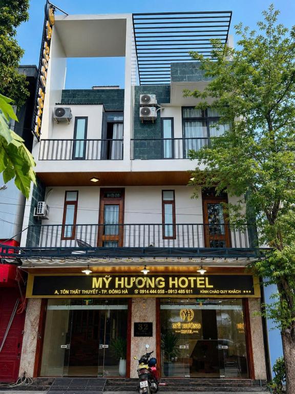 a hotel with a motorcycle parked in front of it at Mỹ Hương Hotel in Quang Tri