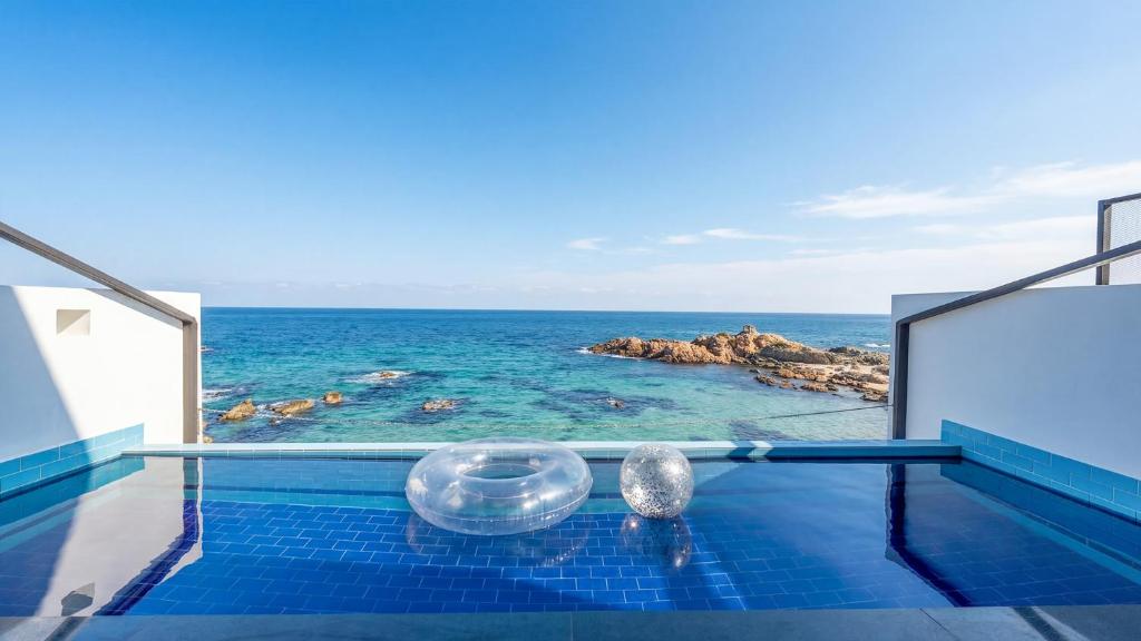 a swimming pool with a view of the ocean at Yeongdeok Searest Poolvilla in Yŏngdŏk