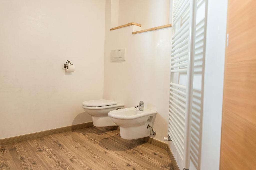 A bathroom at Maso del Fieno Chalet con Sauna e Vista sulle Dolomiti