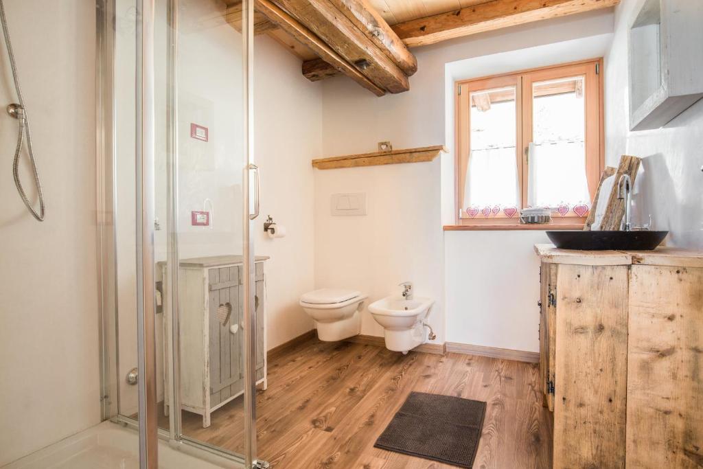 A bathroom at Maso del Fieno Chalet con Sauna e Vista sulle Dolomiti
